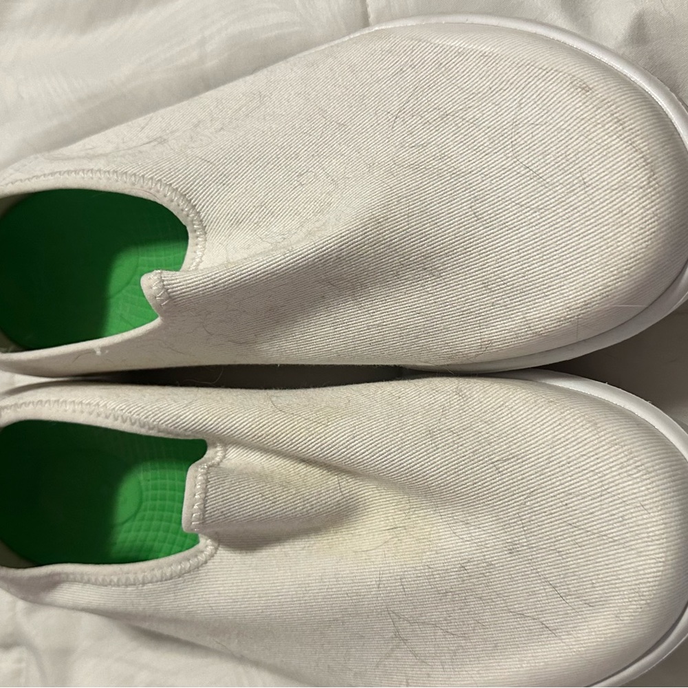 Gently used 8.5 OOFS SLIP ONS